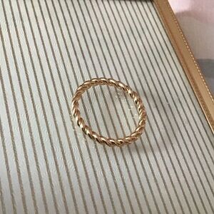 Elegant Gold Twisted Ring size 8